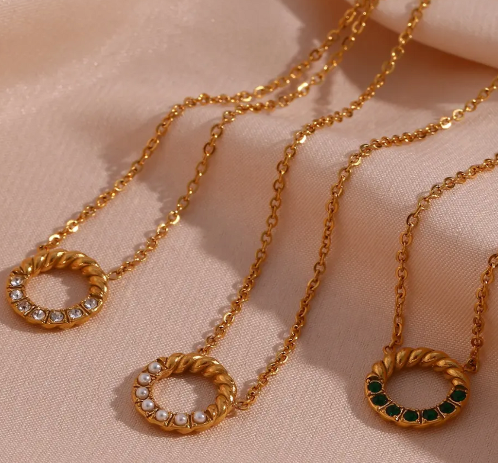 Simple gold circle necklace hotsell